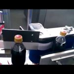 Máy dán nhãn chai Cola tự động